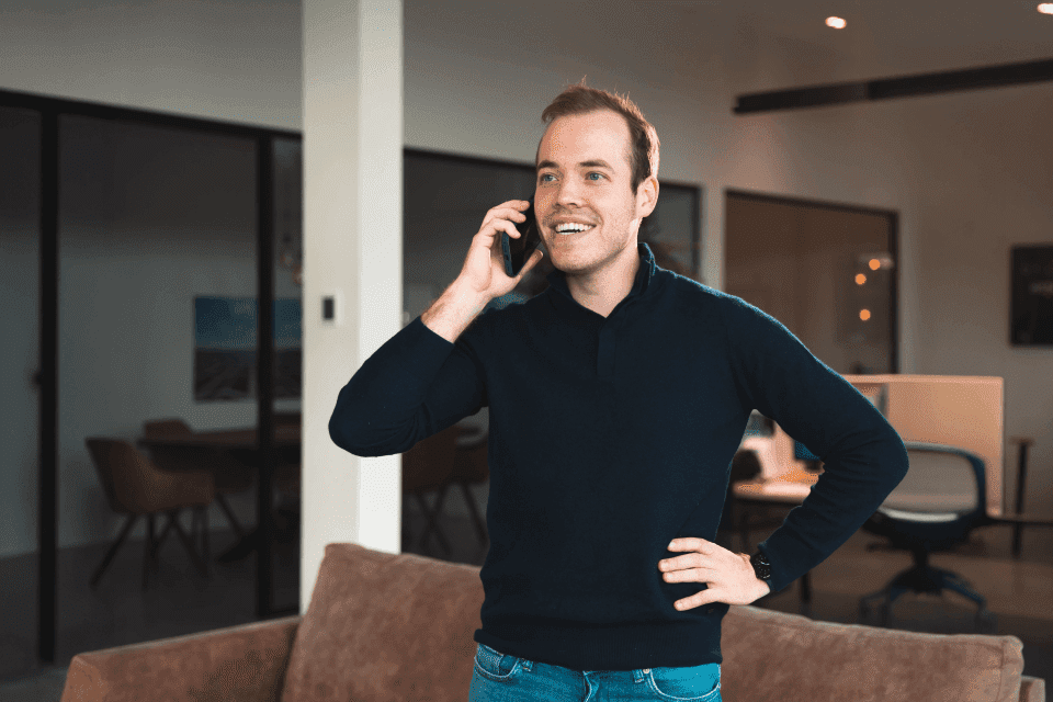 KMO-zaakvoerder aan de telefoon omdat we overal zichtbaar zijn