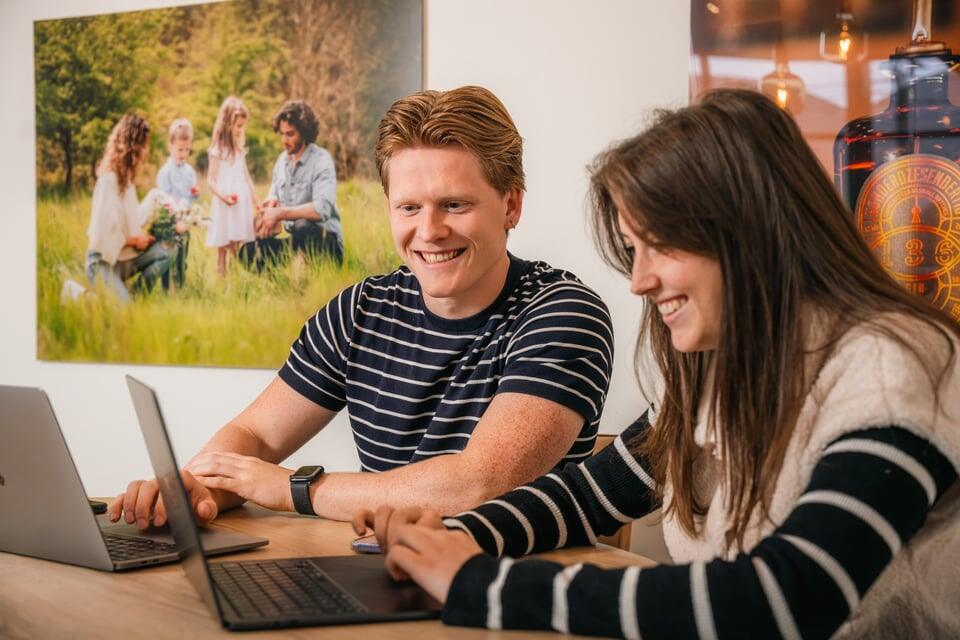 Bespreking tussen marketeers over SEO en GEO