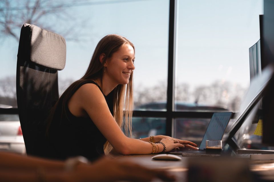 Onze social media expert die een contentplanning opmaakt