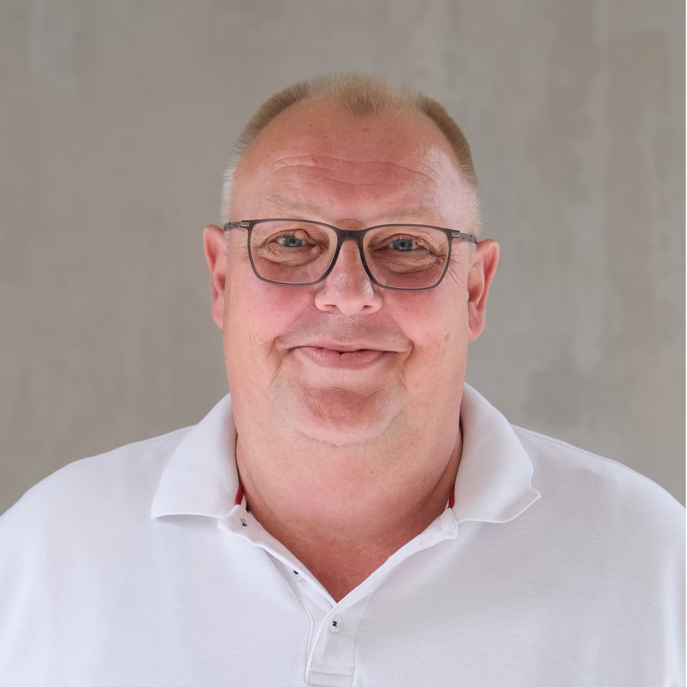 Freundlicher Mitarbeiter des Malerbetrieb Münster in weißem Poloshirt