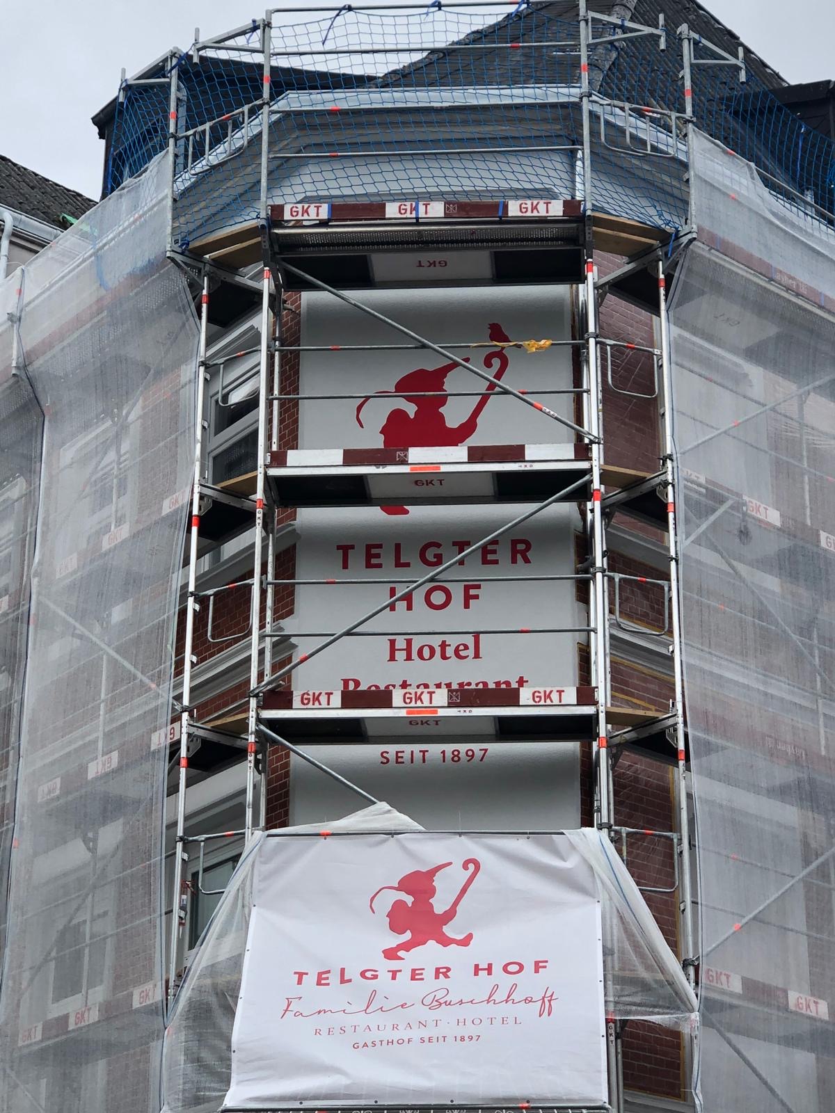 Malerbetrieb in Münster renoviert historisches Telgter Hof Hotel mit Gerüst