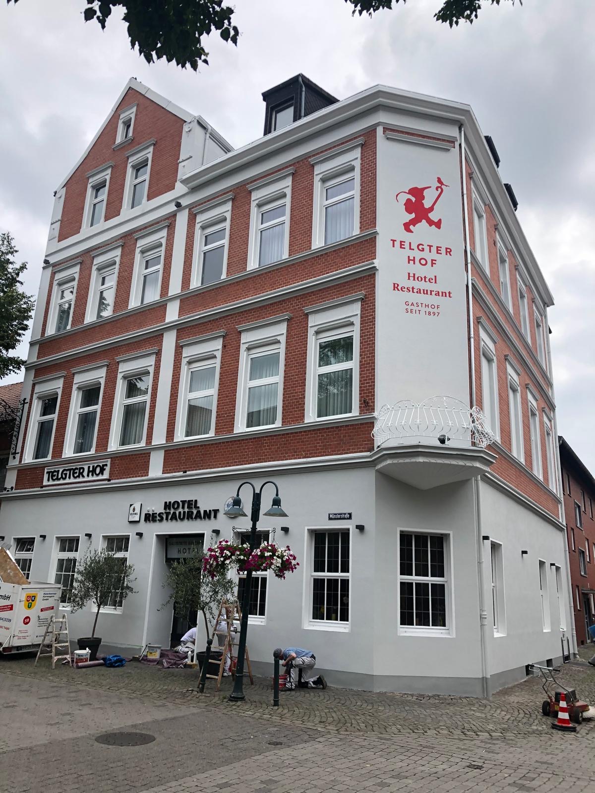 Telgter Hof Hotel Restaurant in Münster mit Malerbetrieb im Vordergrund