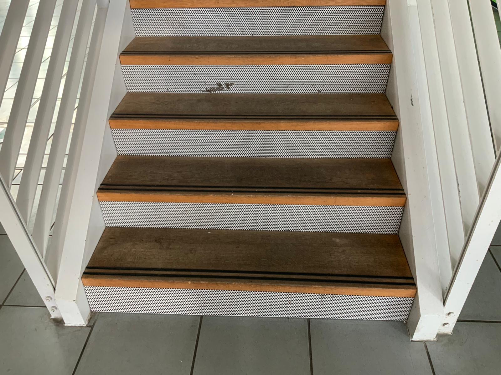 Moderne Treppe mit Holz- und Metallstufen vom Malerbetrieb Münster