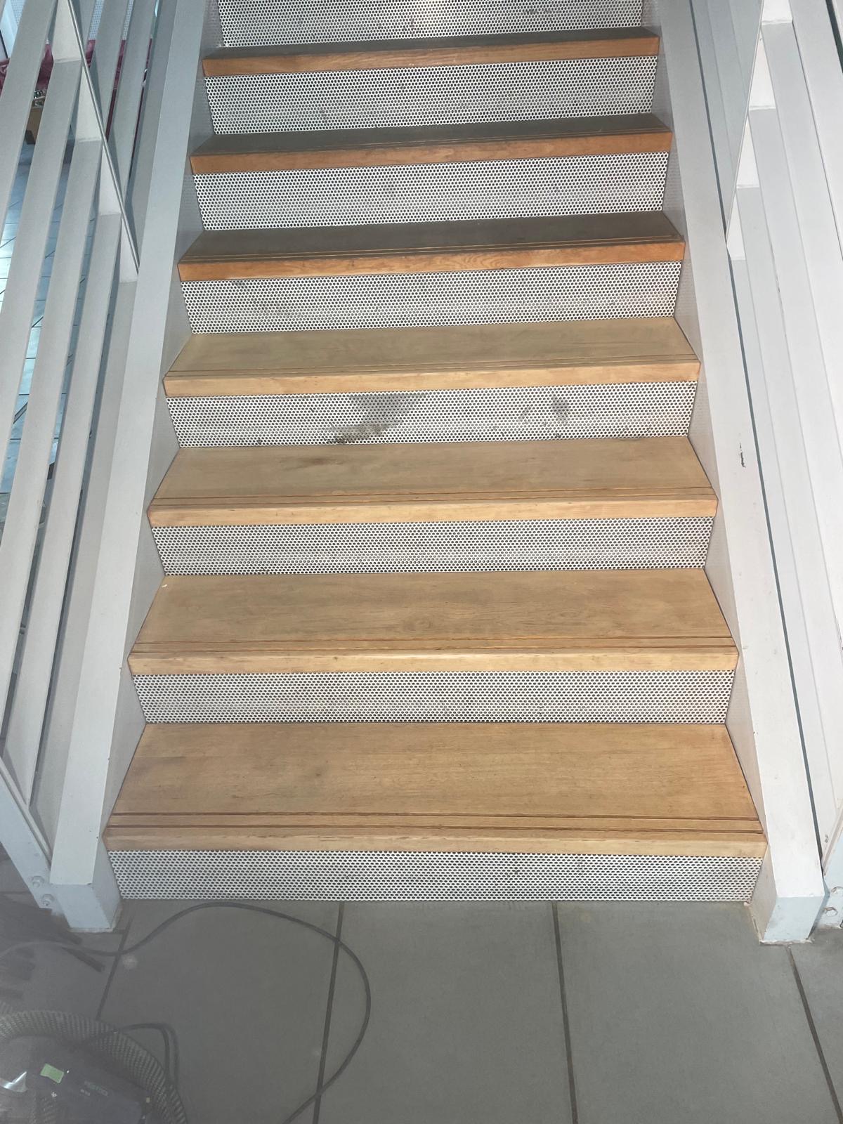 Moderne Holztreppe mit gelochten Metalleinlagen von Malerbetrieb Münster