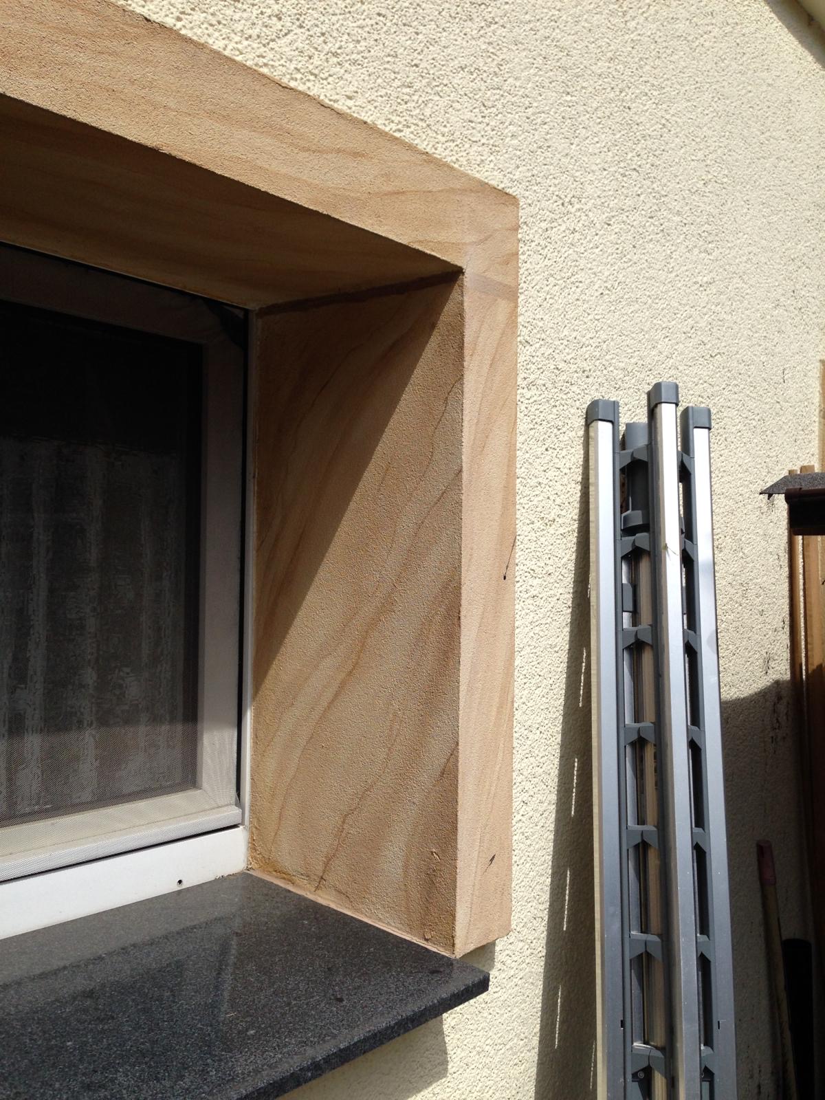 Malerbetrieb Münster: Fensterrahmen mit präziser Wandverkleidung und Metallelementen