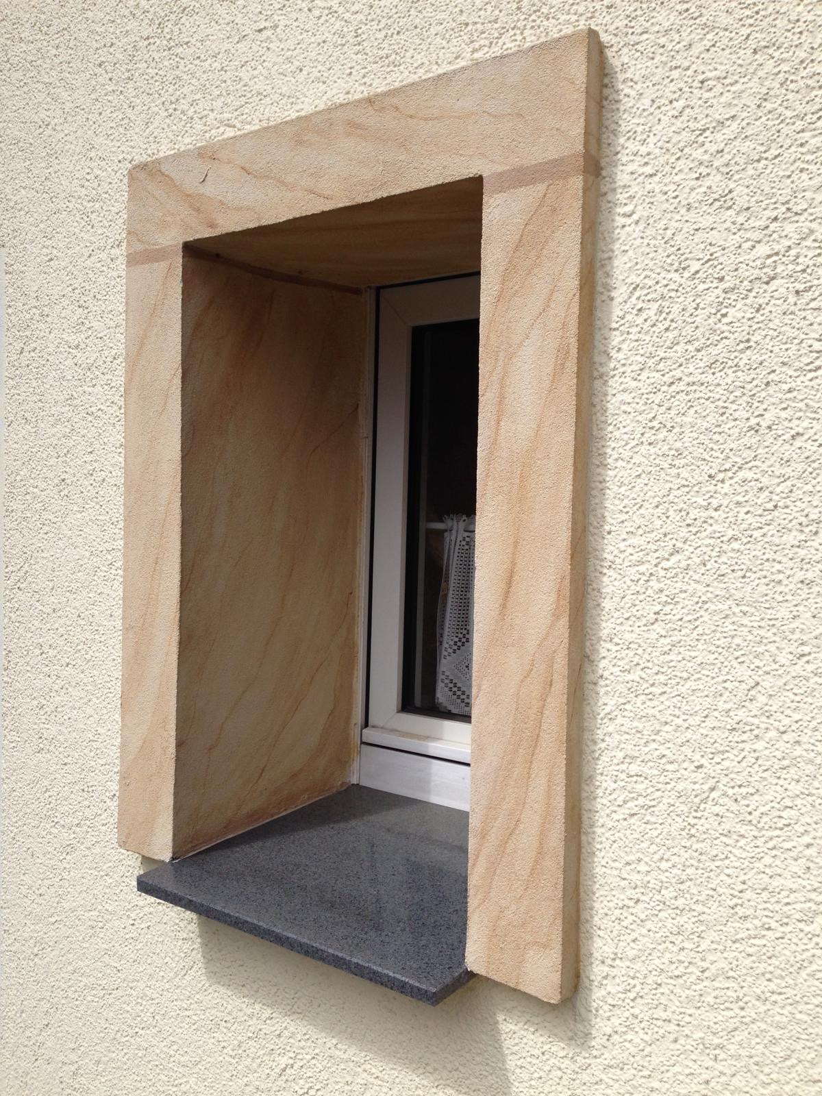 Malerbetrieb Münster: Modernes Fenster mit Natursteinrahmen und grauer Fensterbank