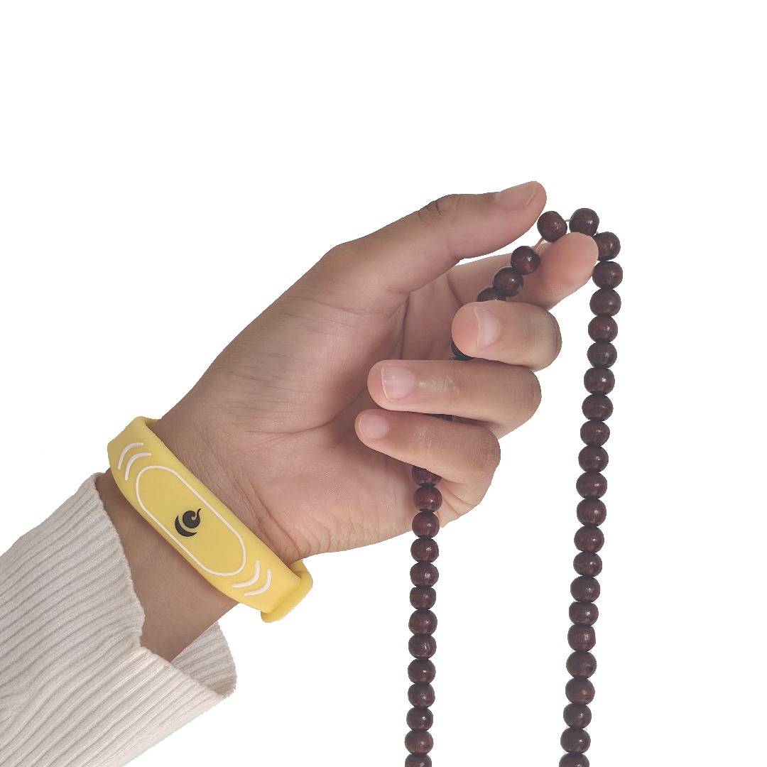 Passang’s hand wearing a Guru App NFC wristband.