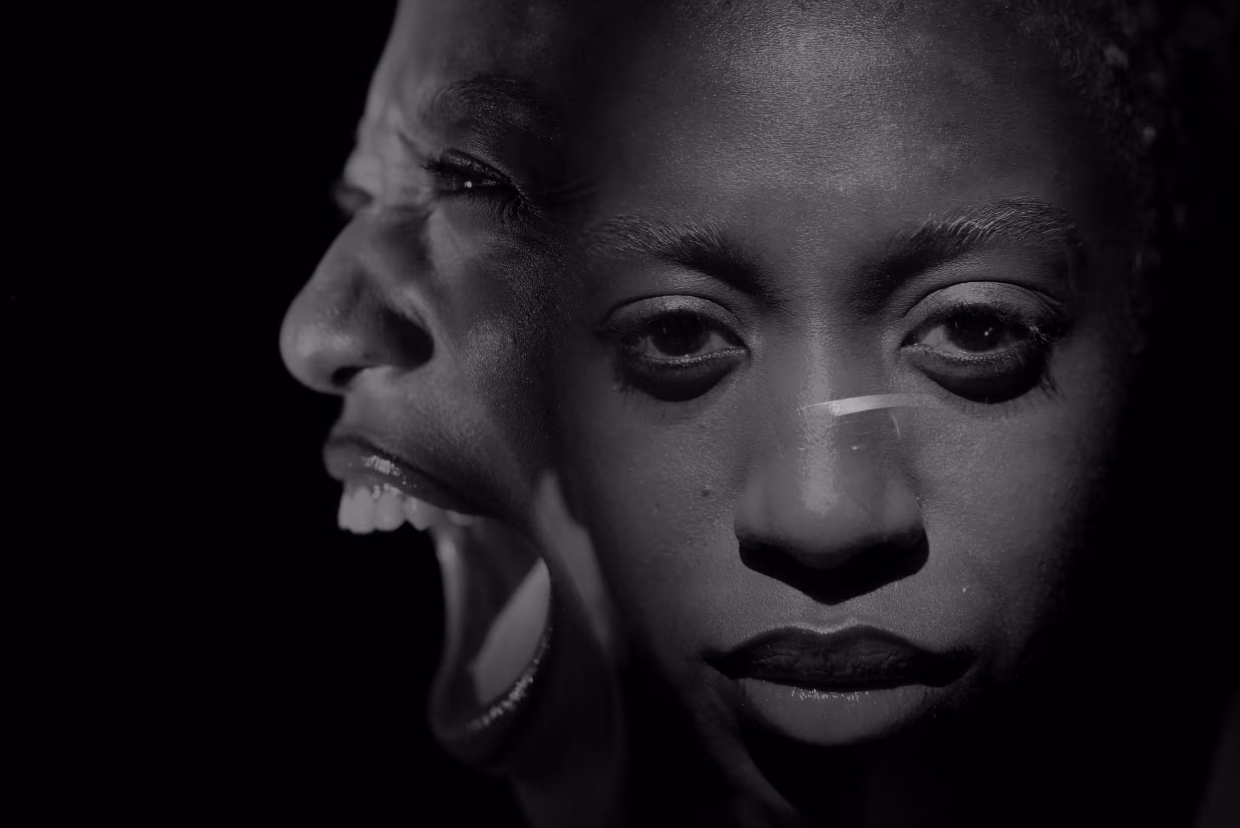 Portrait artistique en double exposition d’un visage féminin exprimant à la fois calme et cri.