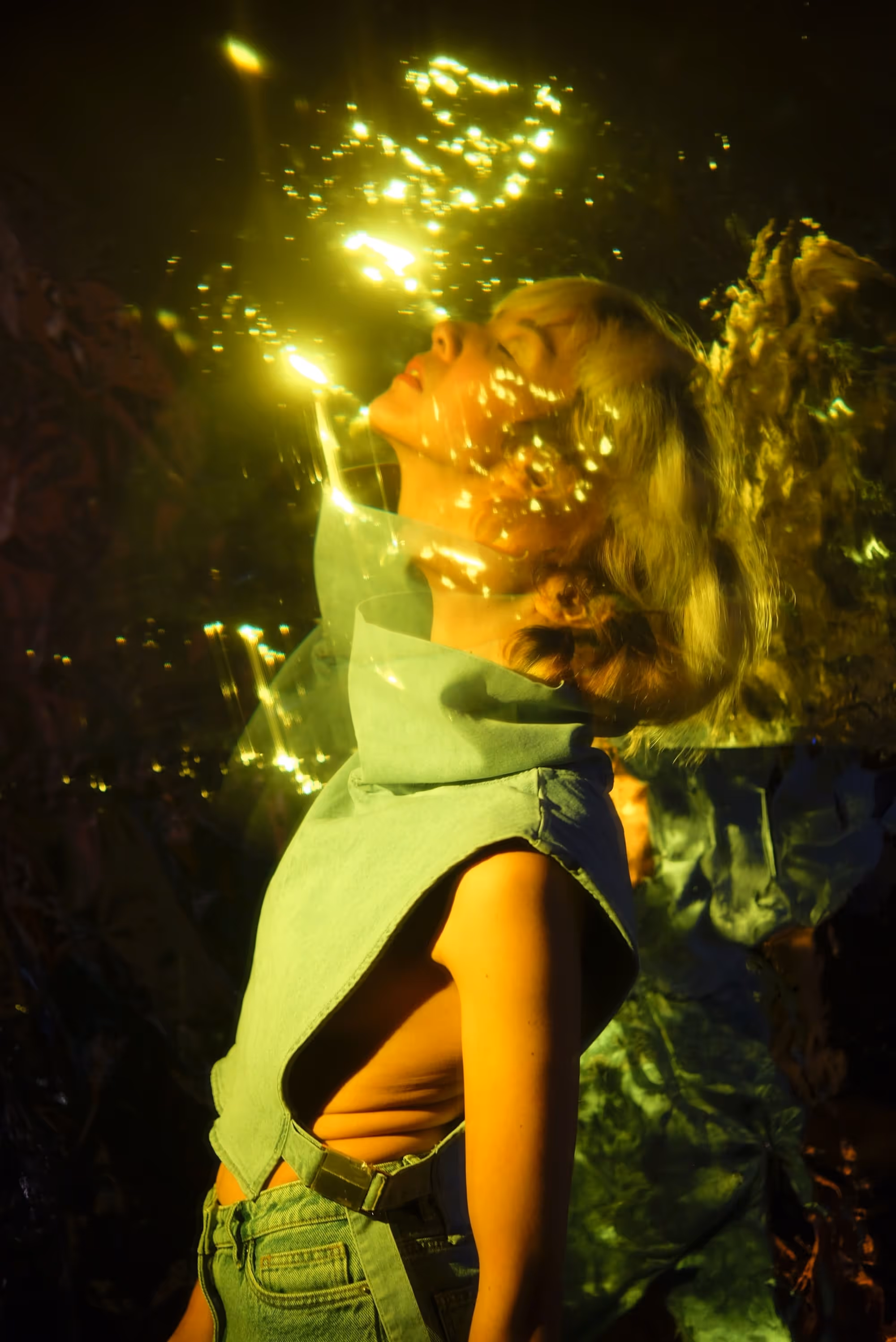 Portrait artistique d’une femme dans un halo de lumière jaune, avec un effet visuel ondulant et irréel.