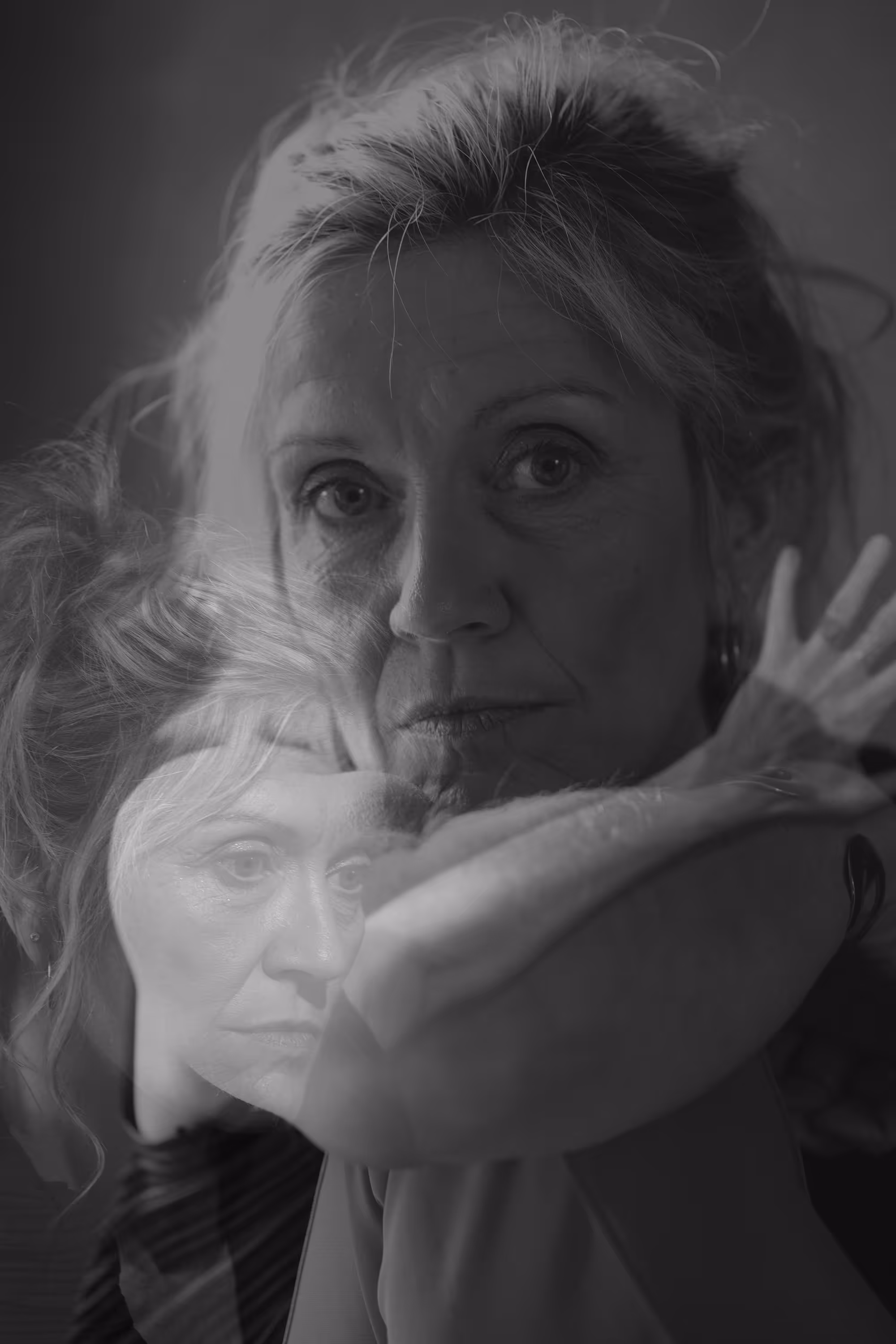 Image en double exposition d'une femme âgée regardant fixement, superposée à une pose pensive d’elle-même, illustrant une introspection et le passage du temps.