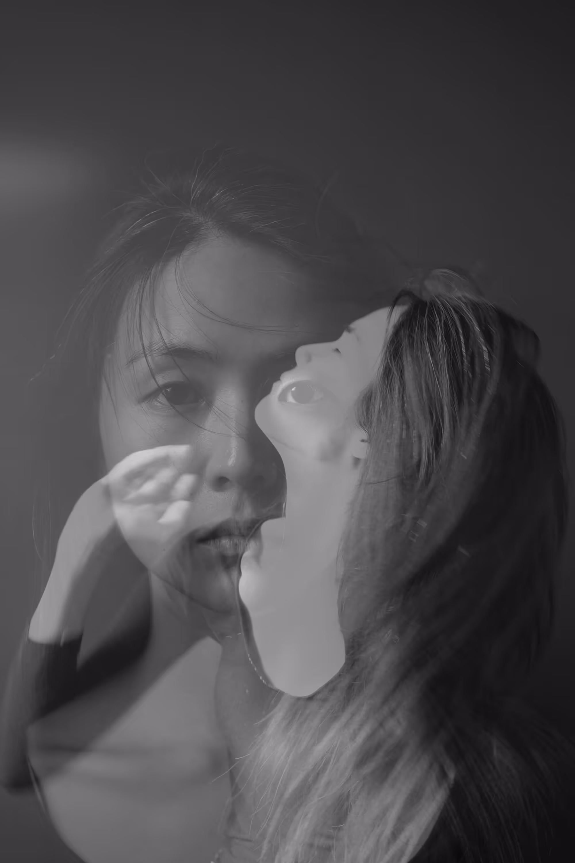 Portrait en double exposition d’une femme superposée à un masque blanc au regard tourné vers le haut.