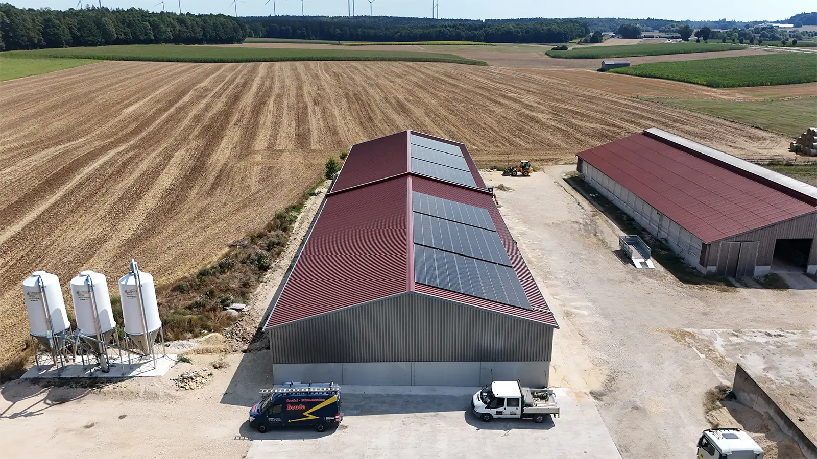 Ein genauerer Bilck auf das Dach der neuen Mehrzweckhalle mit Fokus auf die Solarpaneele.