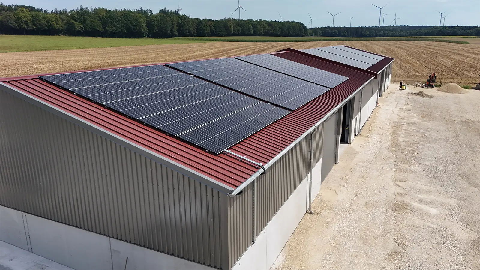 Ein genauerer Bilck auf das Dach der neuen Mehrzweckhalle mit Fokus auf die Solarpaneele.