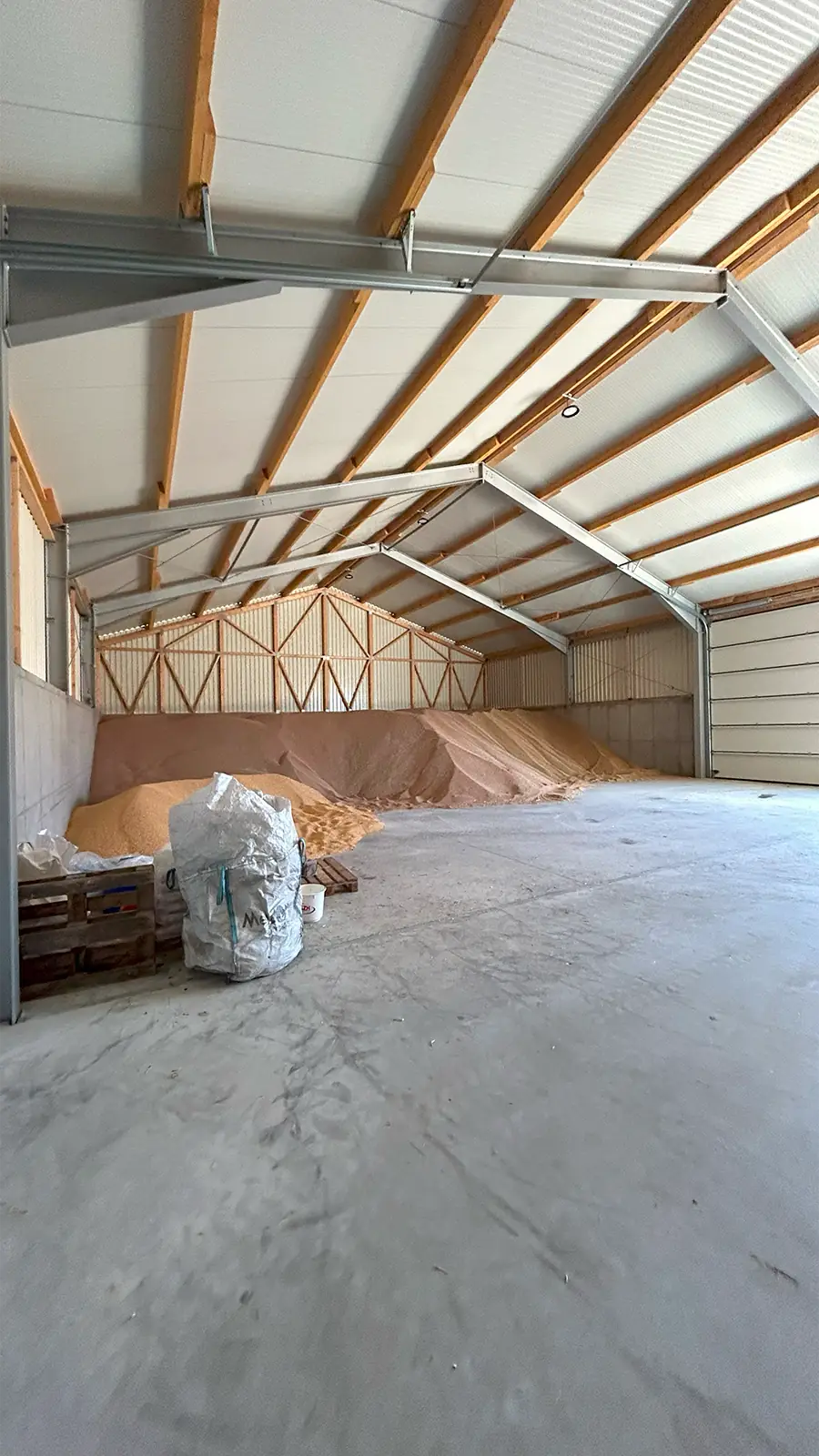 Ein Blick ins Innere der sanierten Mehrzweckhalle. Die Stahlkonstruktion und Dachlattung ist gut zu erkennen.