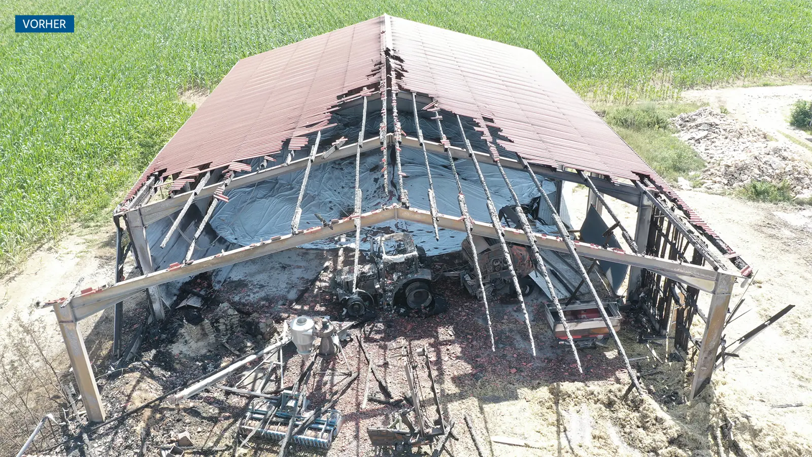 Die Mehrzweckhalle vor der Sanierung. Ein Brandschaden hat über die Hälfte des Gebäudes zerstört. Dort ist nur noch das Skelett aus Latten und Schutt zu sehen.