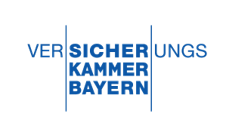 Logo der Versicherungskammer Bayern mit blauem Schriftzug und vertikalen Linien als Gestaltungselement.