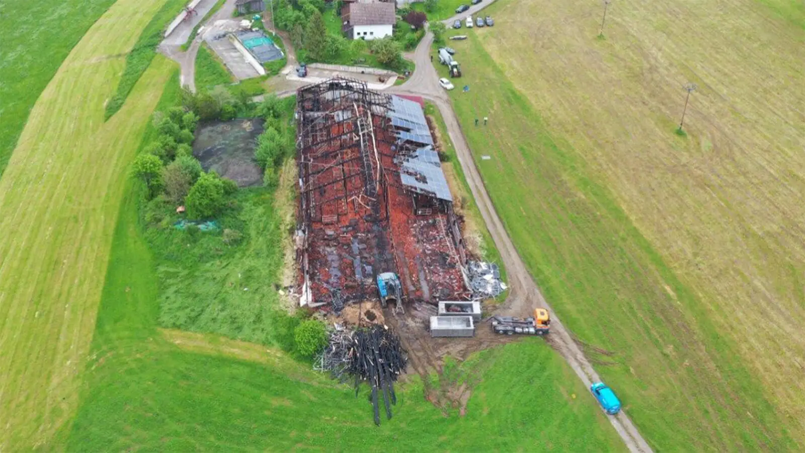 Luftansicht abgebrannter Rinderstall