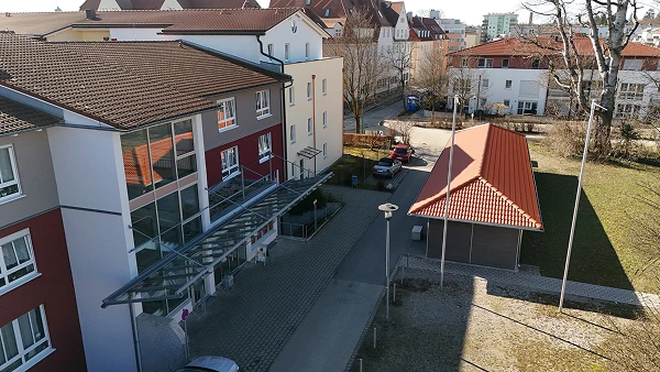Seniorenzentrum in Augsburg nach Brandschaden – Außenansicht des Gebäudekomplexes