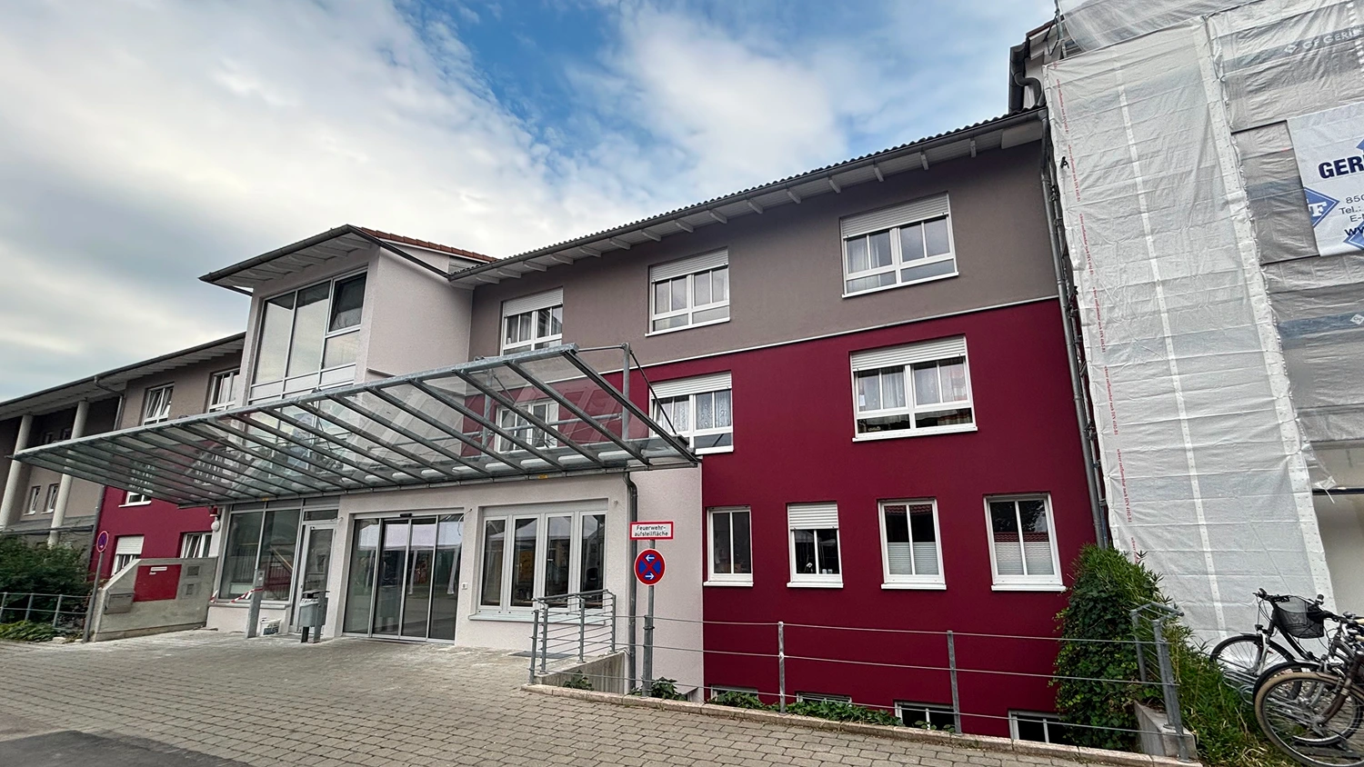 Sanierte Fassade und Eingangsbereich des Seniorenzentrums in Augsburg