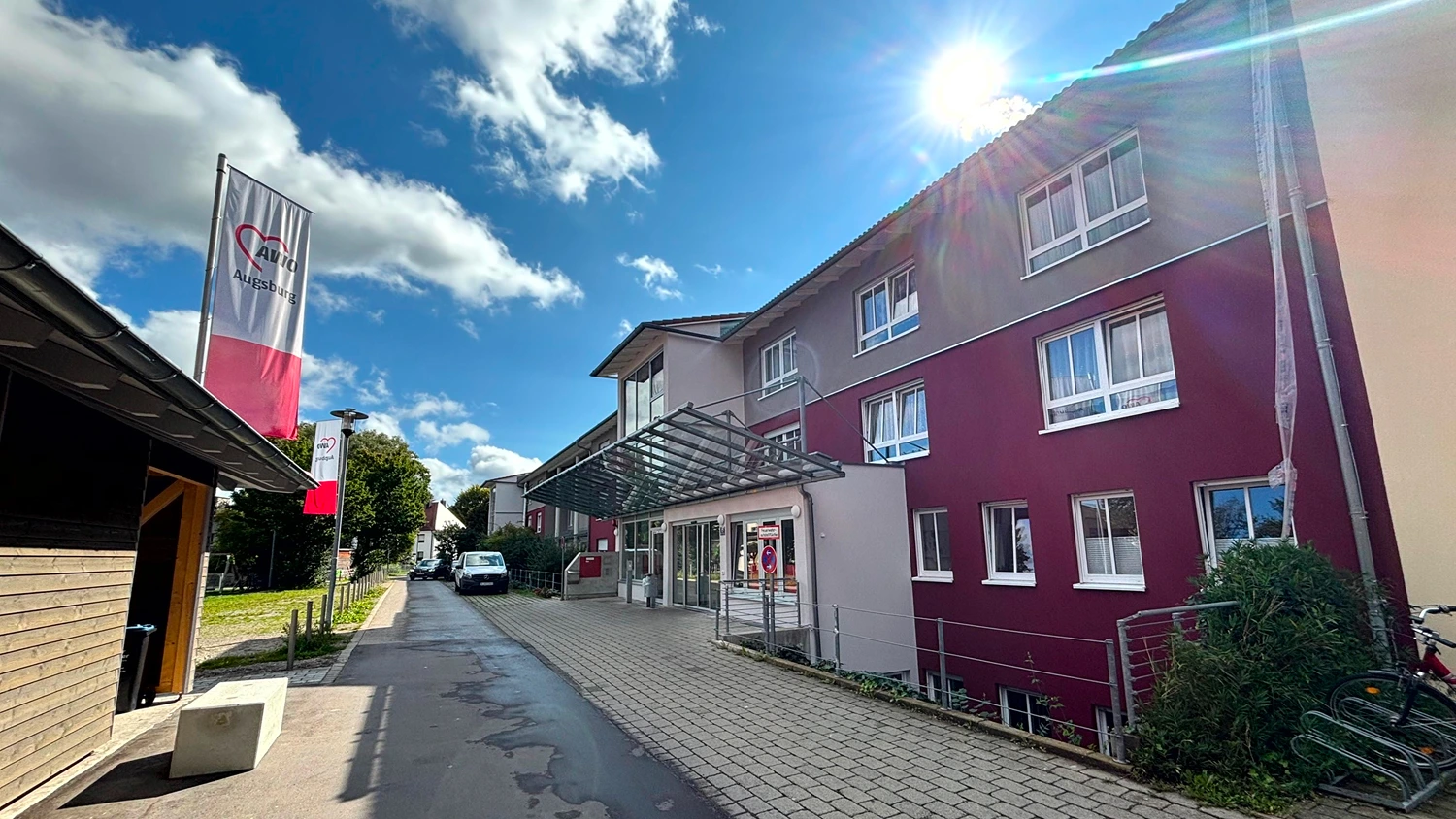 Seniorenzentrum Augsburg mit sanierter Holzfassade und Fensterelementen