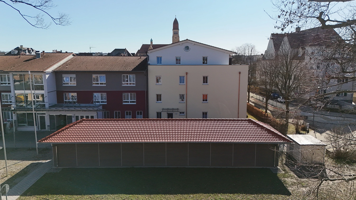 Außenansicht des Seniorenzentrums mit erneuertem Nebengebäude in Augsburg