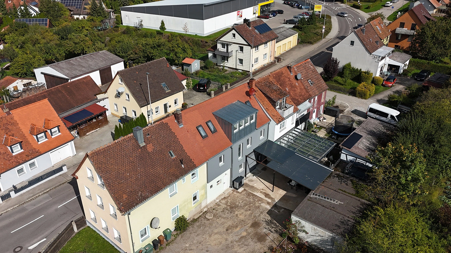 Luftaufnahme des sanierten Reihenmittelhauses nach einem schweren Brandschaden