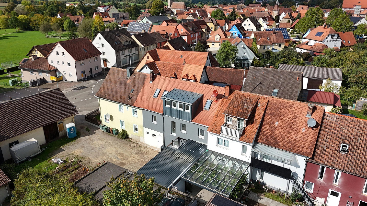 Luftbild des betroffenen Reihenmittelhauses und der umliegenden Wohnbebauung