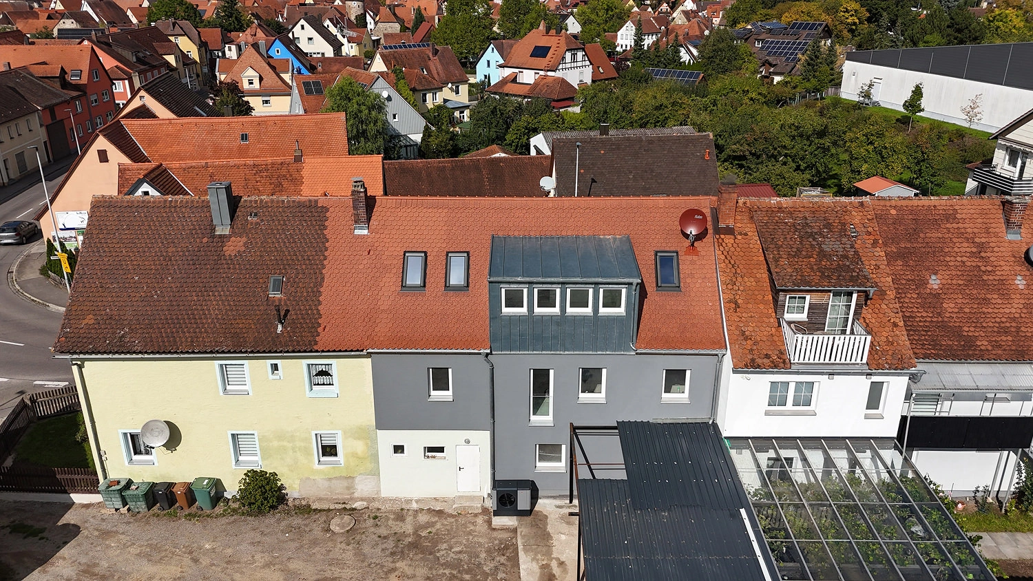 Reihenmittelhaus nach Wiederaufbau und Brandschadensanierung aus der Luft