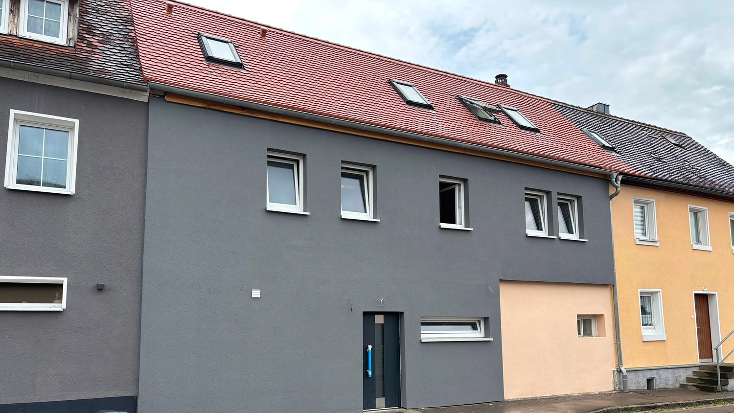 Sanierte Fassade des Reihenmittelhauses nach abgeschlossenem Wiederaufbau