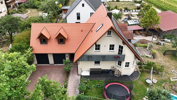 Luftaufnahme des sanierten Wohnhauses nach einem Garagenbrand