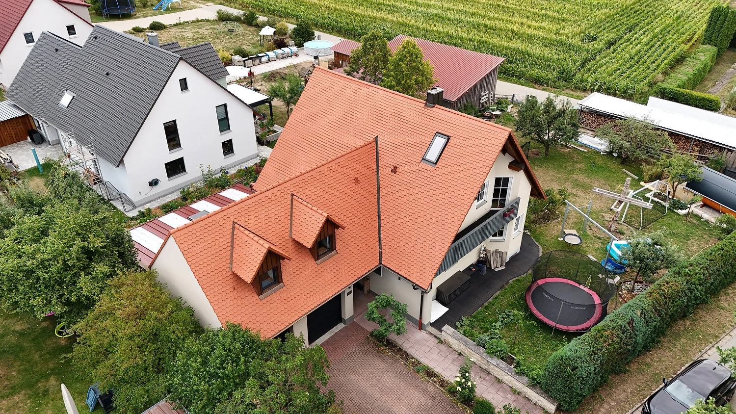 Wohnhaus mit angebauter Garage nach der Brandschadensanierung aus der Vogelperspektive