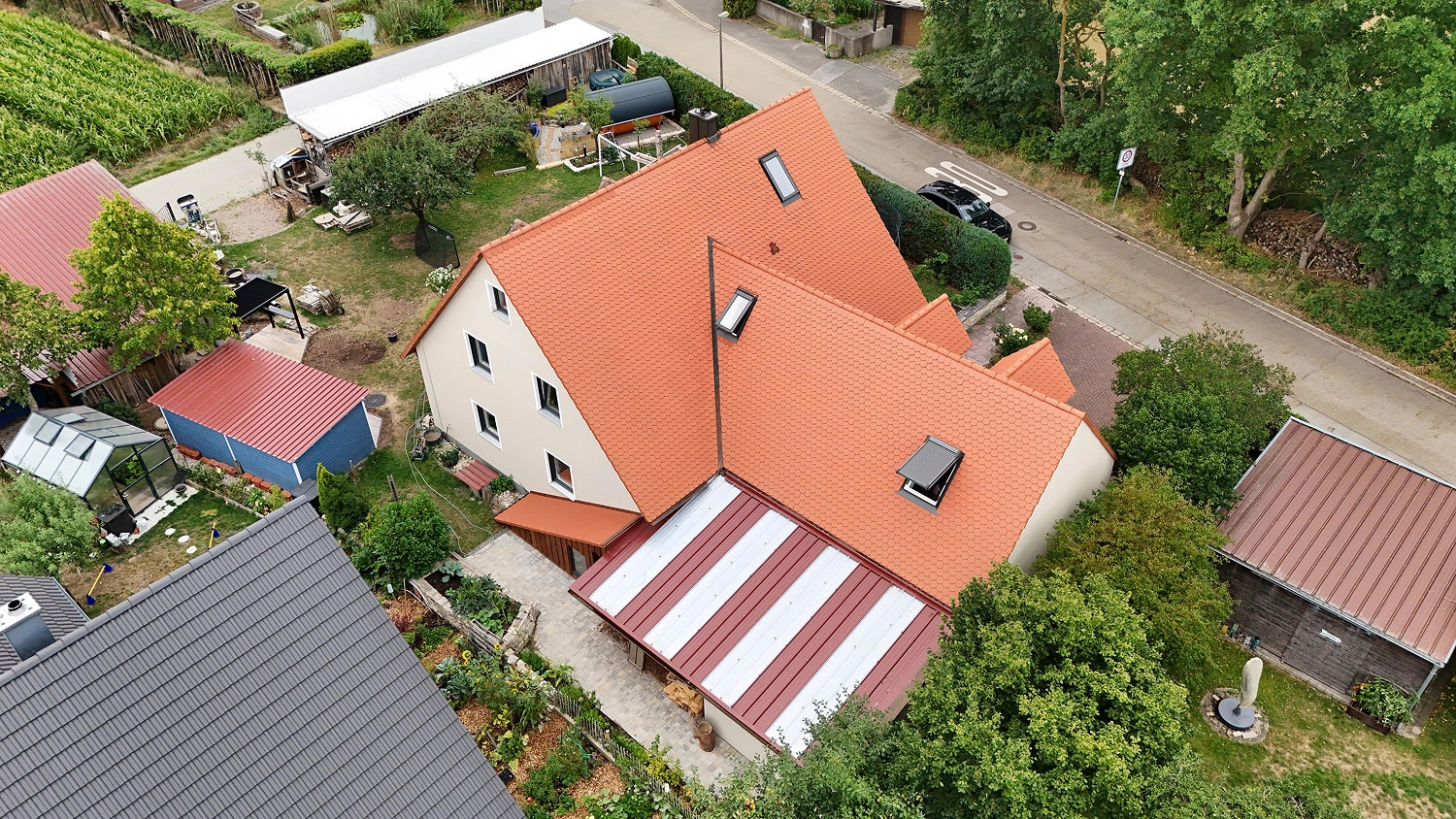 Luftbild des sanierten Wohnhauses mit angrenzendem Garagenbereich