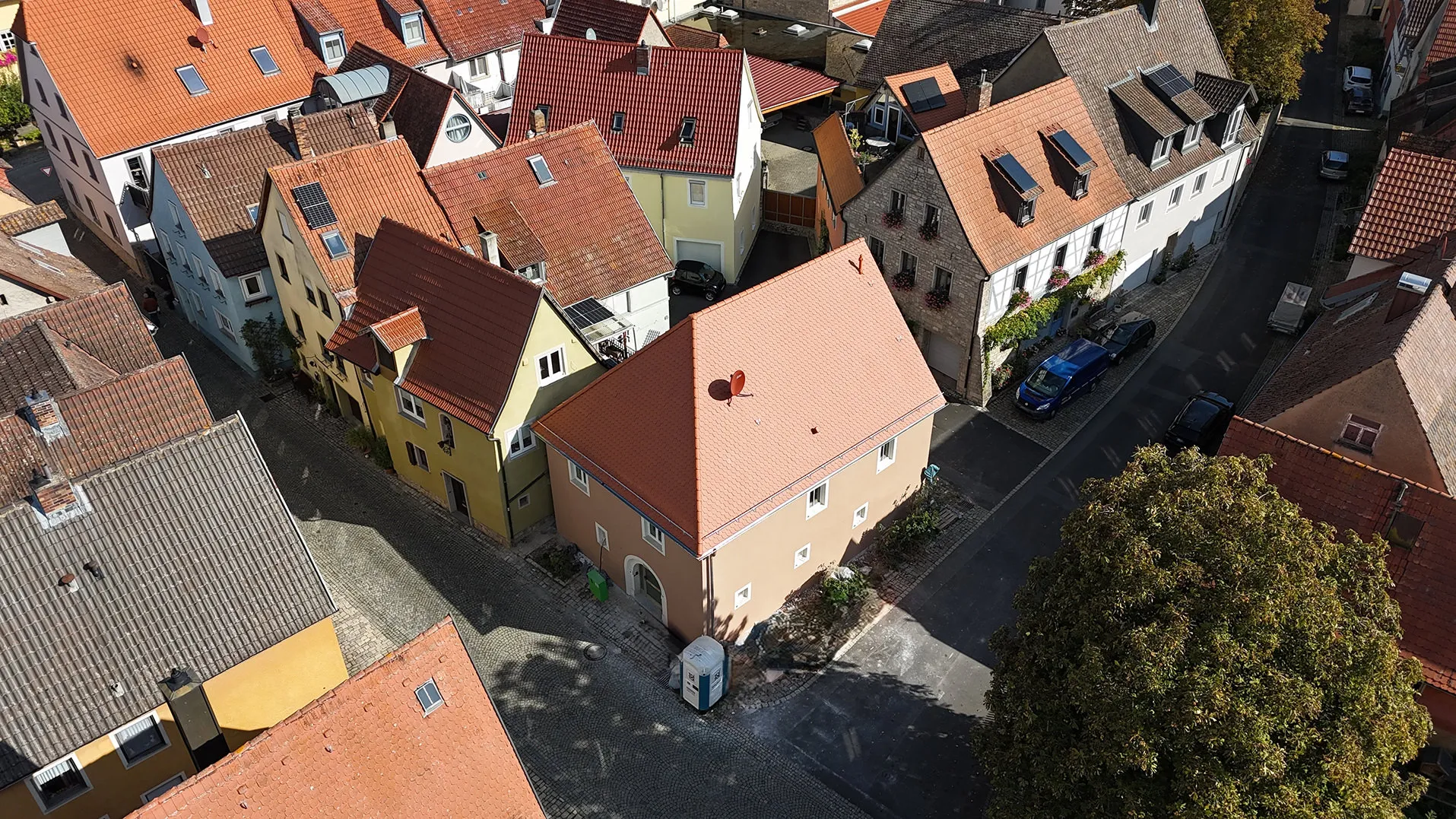 Luftaufnahme des sanierten Einfamilienhauses im historischen Ortskern