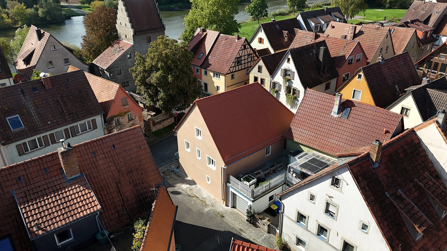 Einfamilienhaus nach denkmalgerechter Brandschadensanierung aus der Vogelperspektive