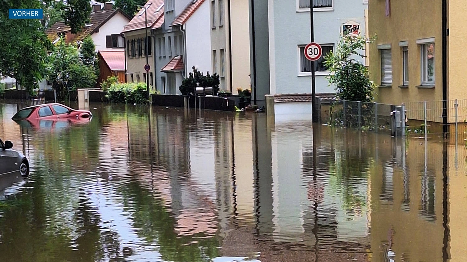 Überfluteter Außenbereich des Wohn- und Gewerbeobjekts während des Hochwassers