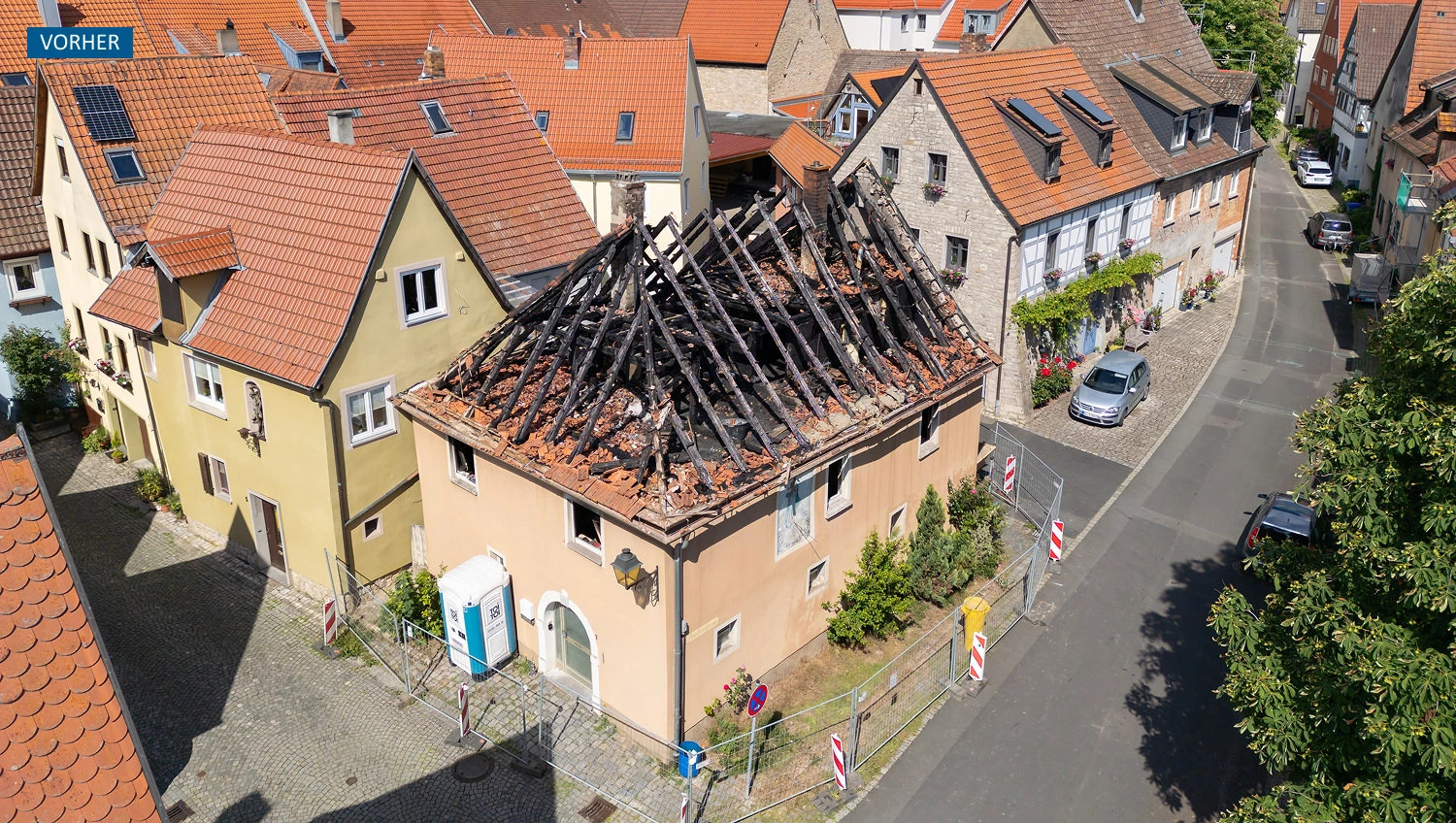 Brandgeschädigtes Einfamilienhaus während des Rückbaus im historischen Ortskern