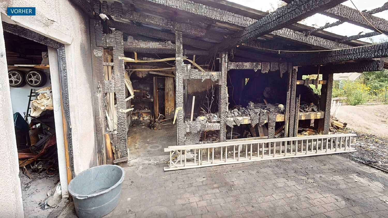 Stark beschädigter Garagenbereich nach dem Brand vor Beginn der Sanierung