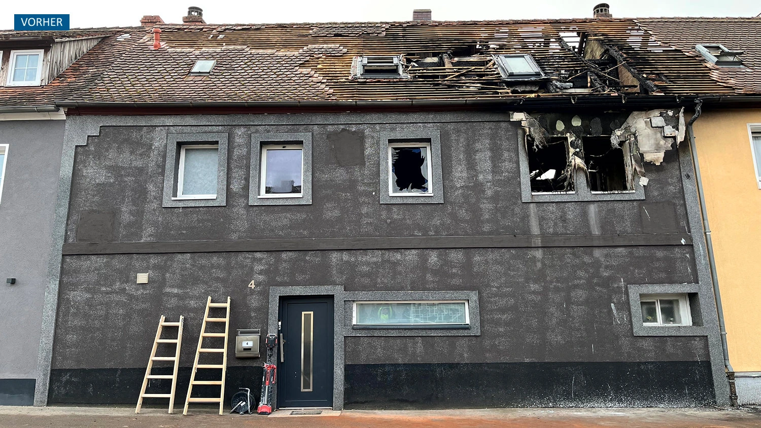 Stark beschädigtes Reihenmittelhaus nach dem Brand vor Beginn der Sanierung