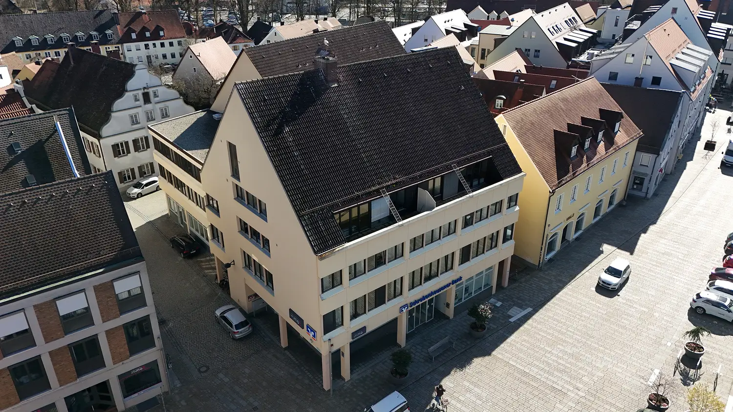 Bankfiliale nach der Hochwasserschadensanierung aus der Vogelperspektive
