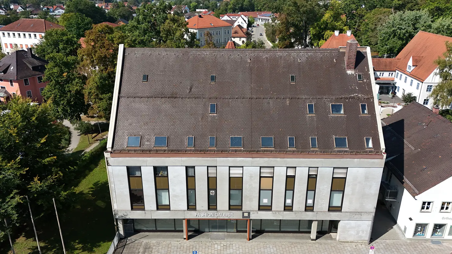 Sanierte Außenansicht des Geschäftshauses in Schrobenhausen