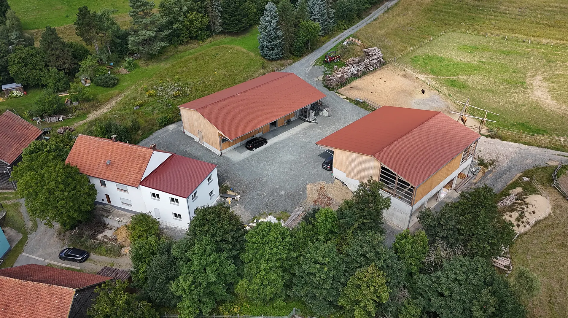 Landwirtschaftlicher Betrieb nach dem Wiederaufbau aus der Vogelperspektive