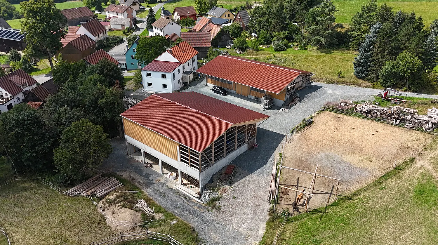 Neu errichtete Lagerhalle und Betriebsgebäude des landwirtschaftlichen Hofes