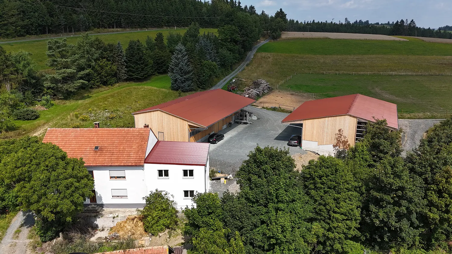 Wiederaufgebauter landwirtschaftlicher Betrieb mit Wohnhaus, Stall und Lagerhalle