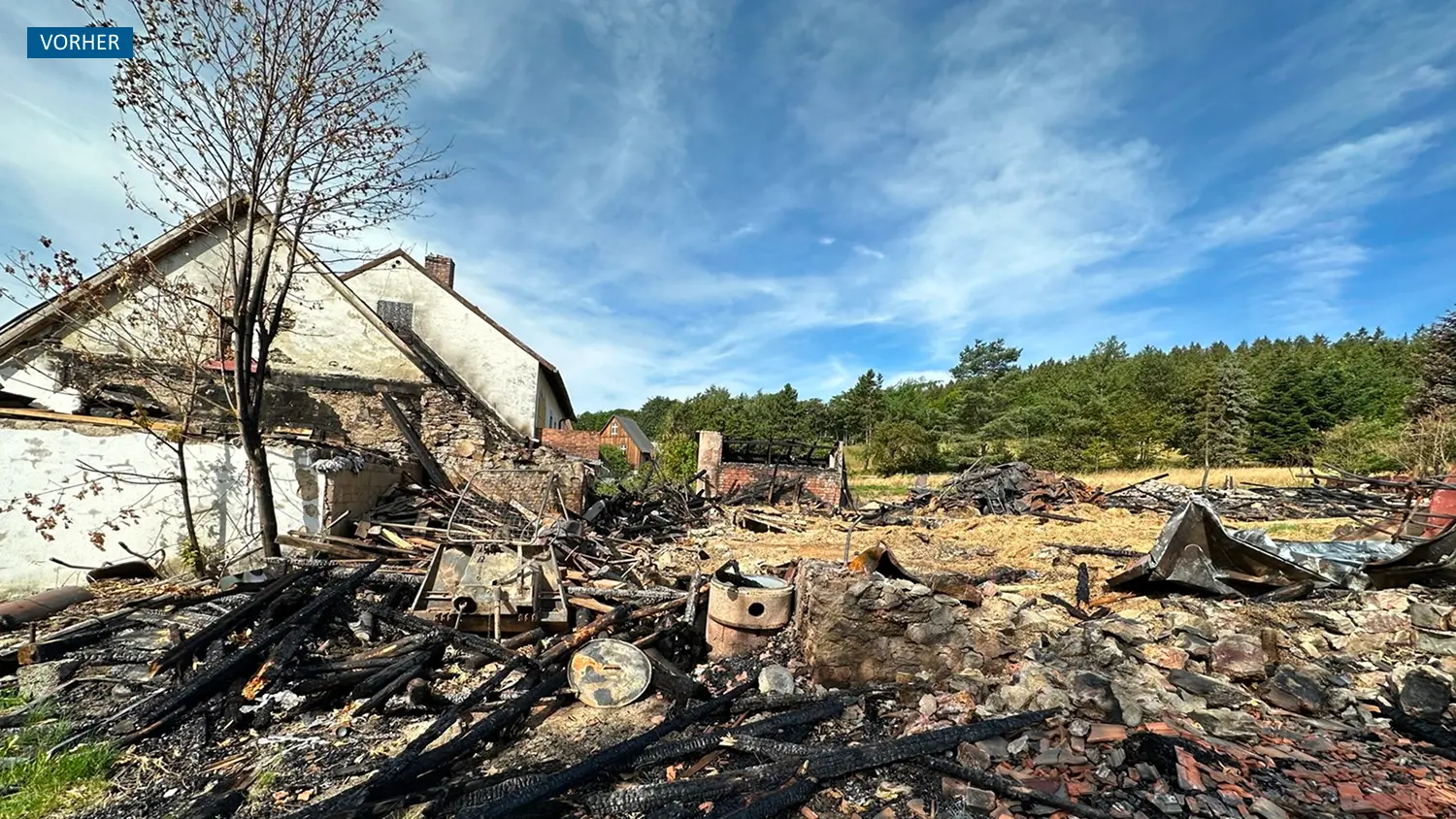 Zerstörter landwirtschaftlicher Betrieb unmittelbar nach dem Brand