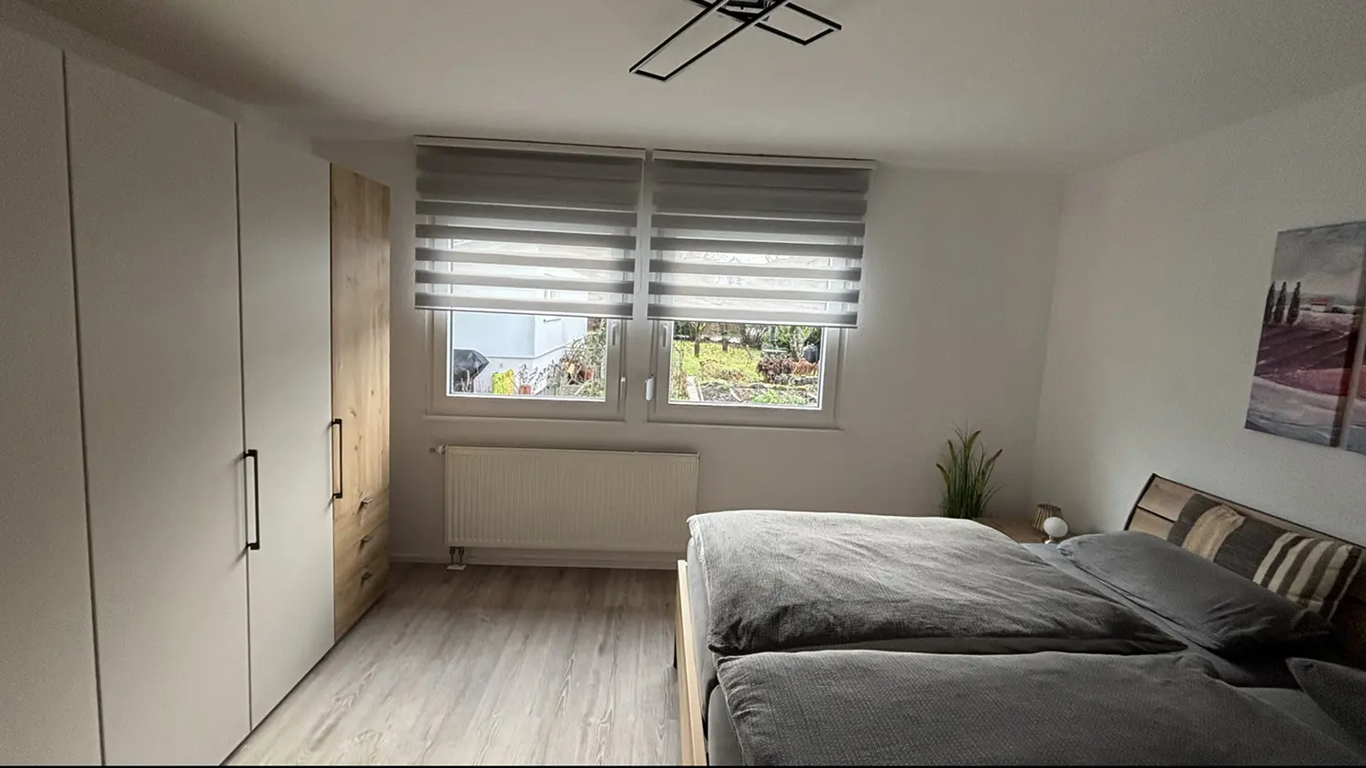Wiederhergestelltes Schlafzimmer nach Abschluss der Wasserschadensanierung