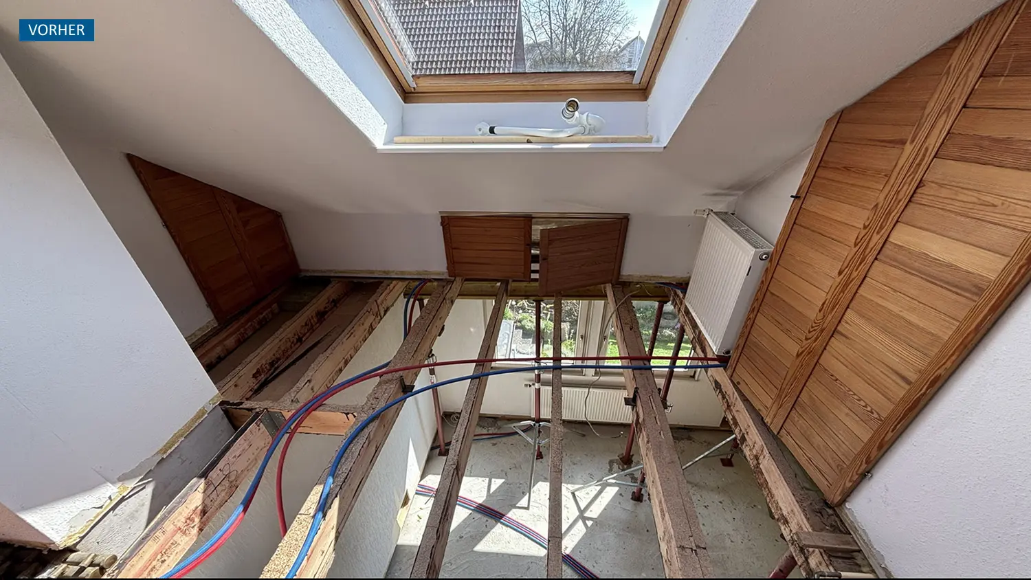 Geöffnete Tragkonstruktion des Holzfertighauses vor der Sanierung