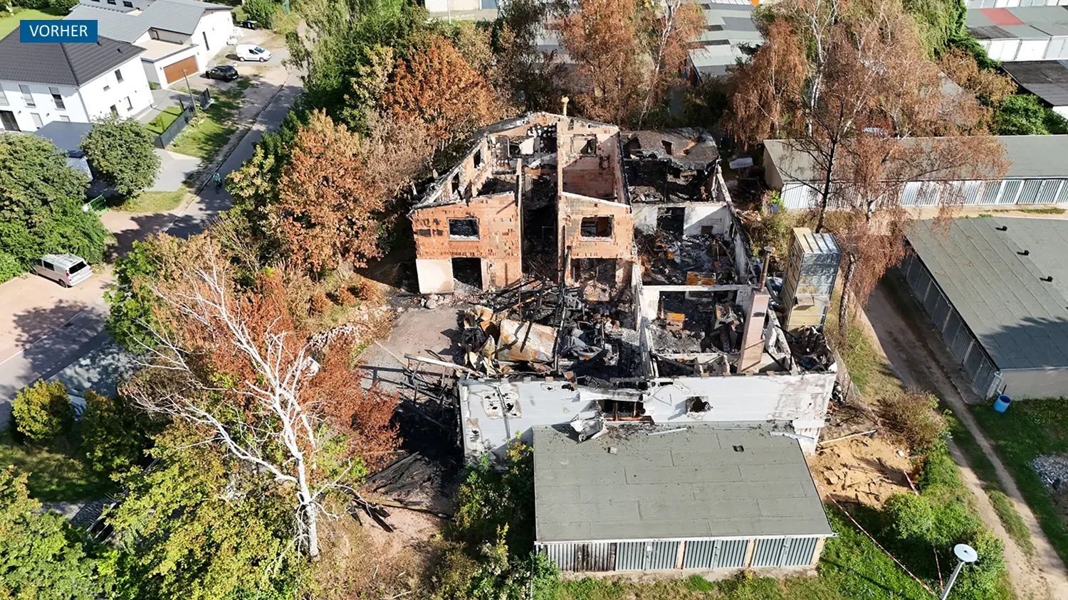 Brandgeschädigte Tischlerei vor Beginn der Rückbau- und Entsorgungsmaßnahmen
