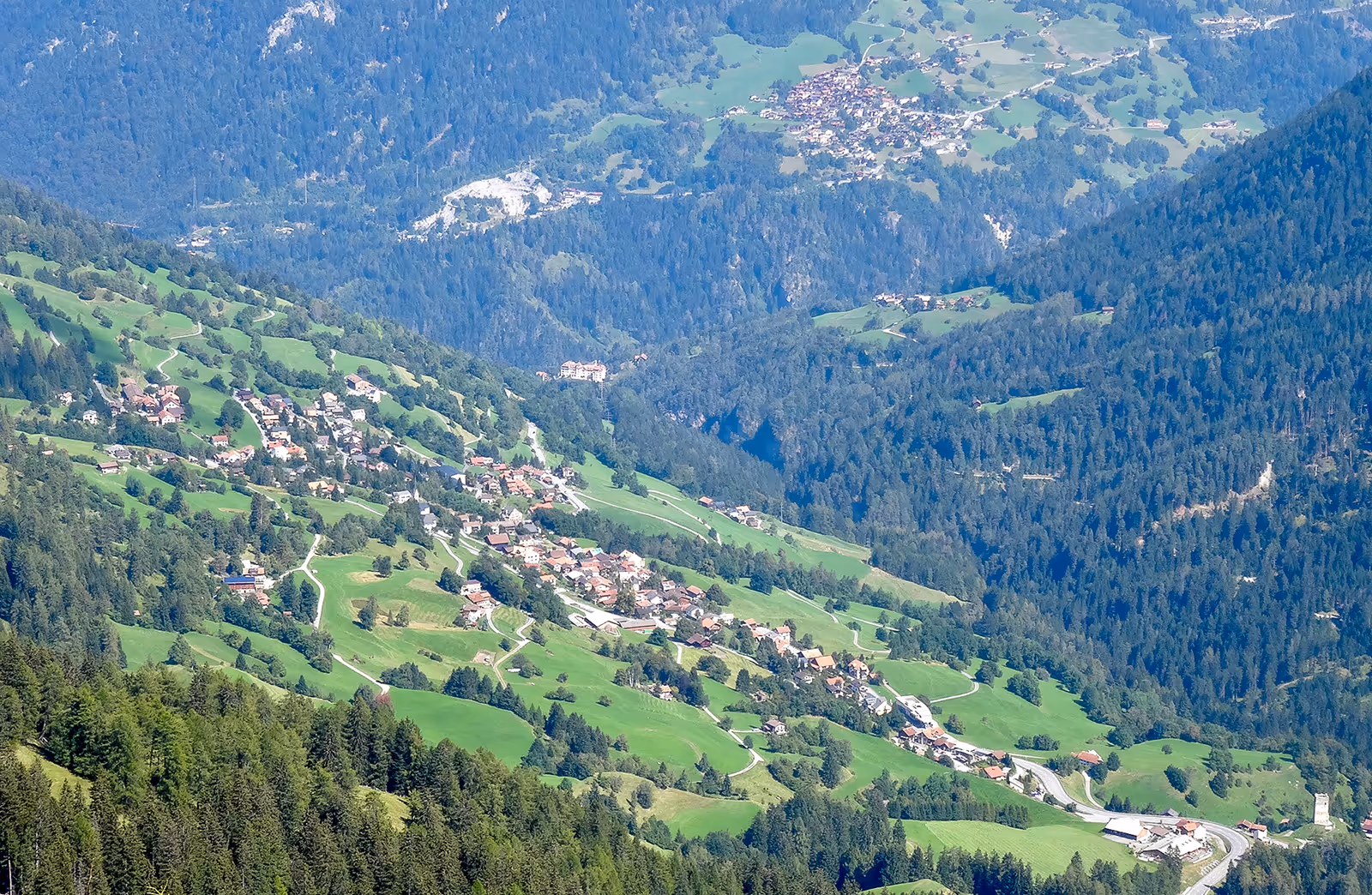 Malix. Rechts im Hintergrund Maladers, rechts unten der Turm der Ruine der Burg Strassberg