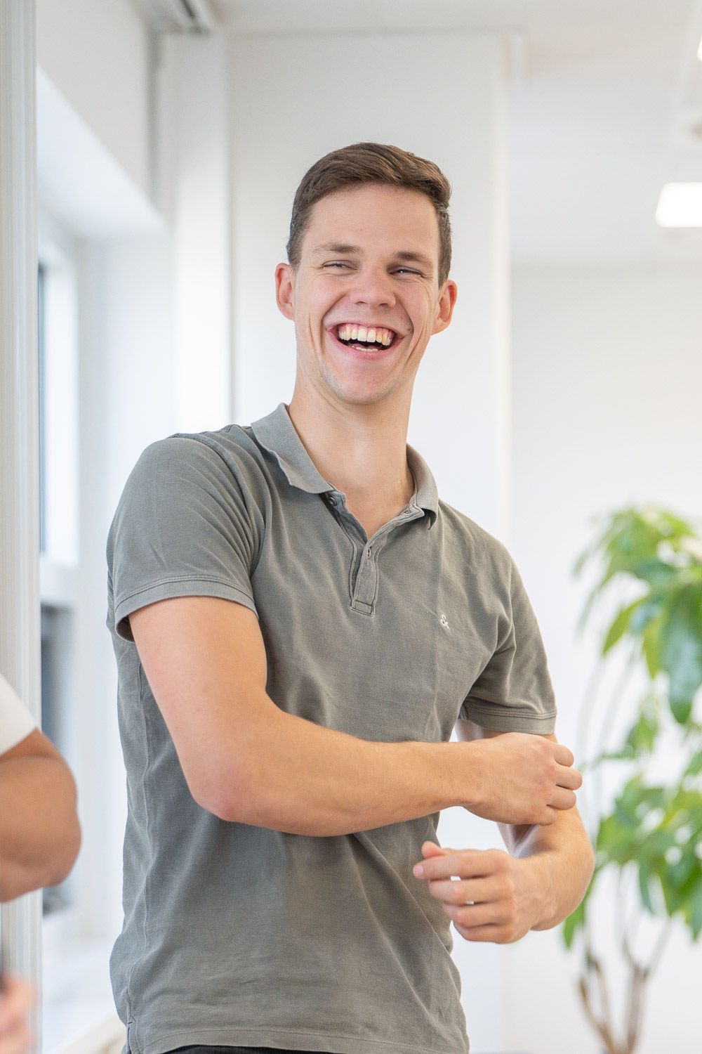 Onze pentester lacht tijdens een potje pingpong op het kantoor van PuraSec.