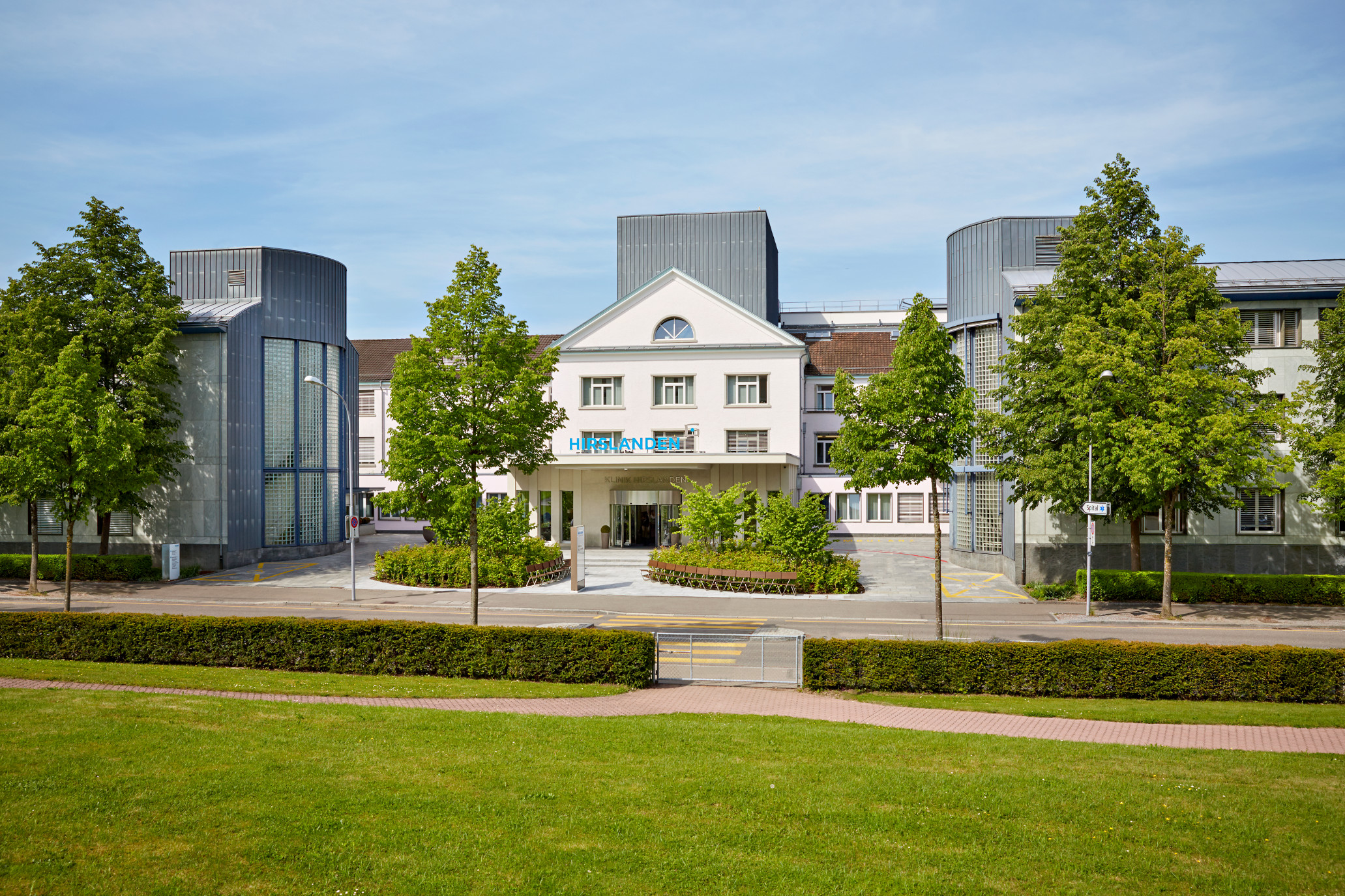 Aussenansicht der Hirslanden-Klinikk in der die Praxis Braun liegt